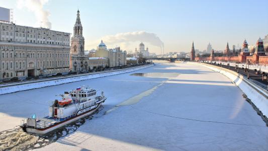 在莫斯科河上的破冰船