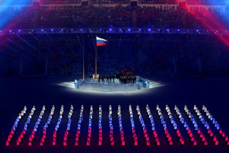 在索契奥运开幕式上展示旗帜