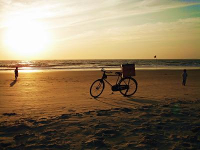 自行车在果阿的海滩上