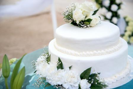 与白玫瑰和牡丹大美丽的婚礼蛋糕