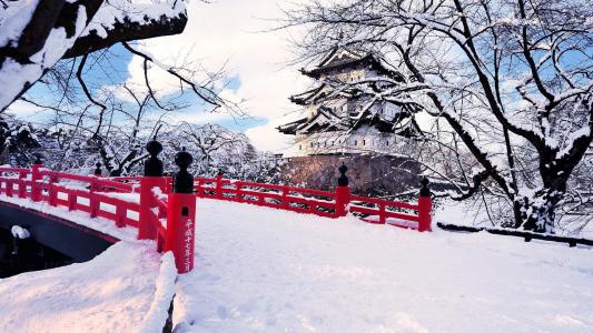 与红色扶手的冬天桥梁在日本