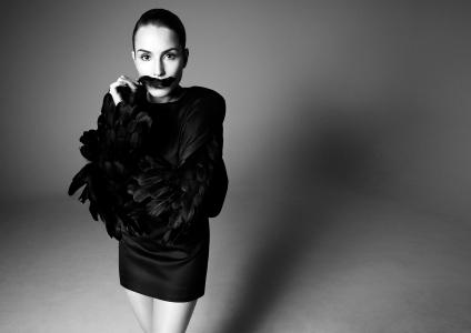 黑色礼服的女演员Numi拉帕斯在黑白照片