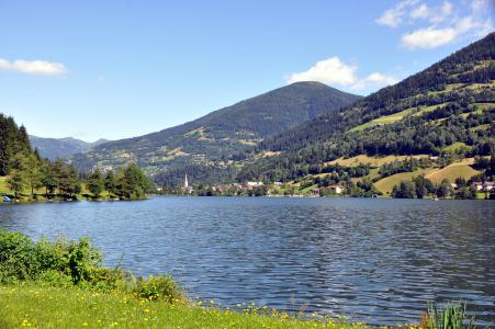 湖Klopeiner请参阅在山，奥地利的背景