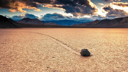 一块孤独的石头穿过沙漠