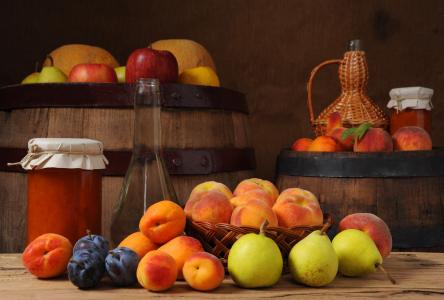 桶和各种水果
