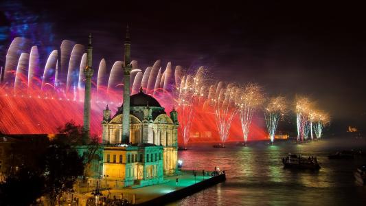 庆祝烟花在伊斯坦布尔