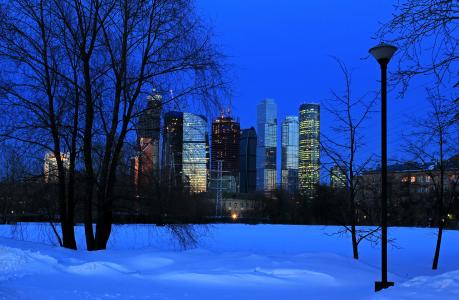 莫斯科摩天大楼从冬季公园，俄罗斯的视图