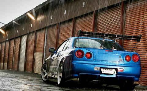 蓝色日产天际线GT-R R34在雨中