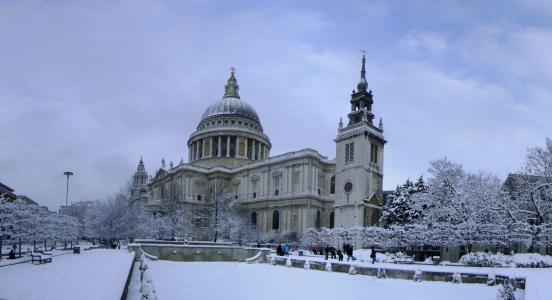 雪在伦敦圣保罗大教堂