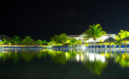 古巴圣玛丽亚岛度假胜地的夜灯