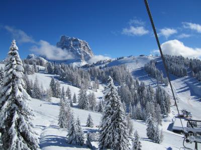 在Alleghe，意大利手段的滑雪轨道