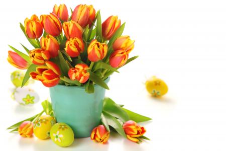 郁金香和鸡蛋复活节的花束