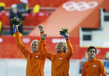 荷兰滑冰运动员Mikhel Mulder在索契举行金牌和铜牌