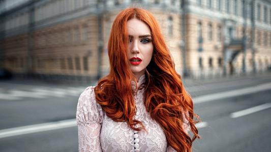 红发女孩在街上，摄影师Georgiy Chernyadiev