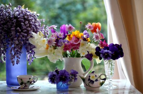 茶壶，杯子和鲜花