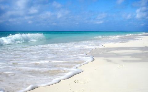 古巴Cayo Ensenacios度假村的沙滩上的白色沙滩