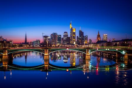 德国法兰克福夜市反映在水面上
