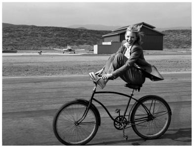 照片由凯特·布兰切特骑自行车
