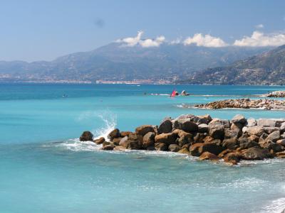 意大利Bordighera海湾的蓝色海水