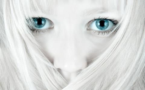 一个金发碧眼的蓝眼睛的肖像
