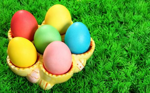 在复活节的草地上的五彩的鸡蛋