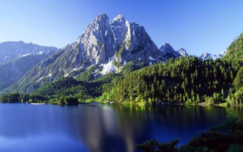 清澈的湖泊和山脉