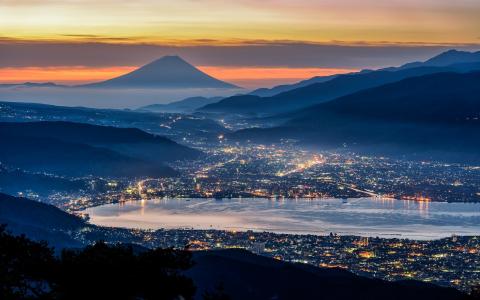 夜晚的城市富士山，日本的背景