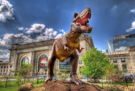 恐龙的雕塑在博物馆附近的