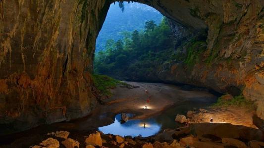 在丛林中美丽的石洞穴