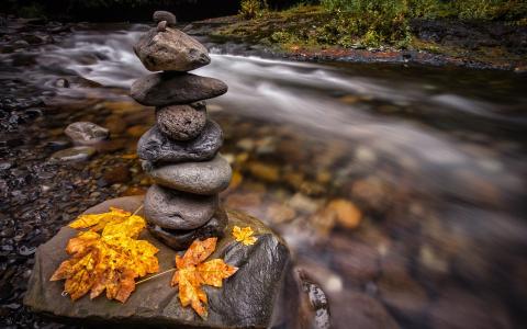 小溪上的一块巨石上的一堆石头