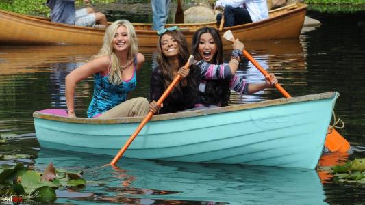 一艘蓝色小船的三个女孩