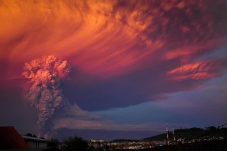 红色云彩在智利火山Calbuco上面