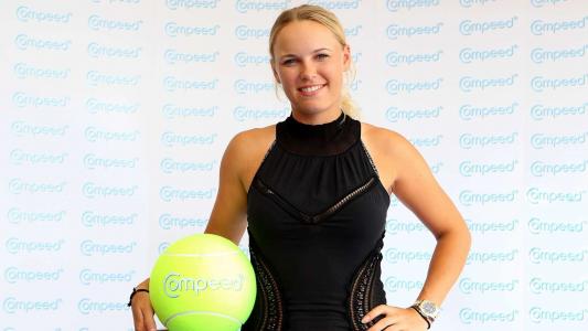 网球运动员卡洛琳·沃兹尼亚奇穿着黑裙子