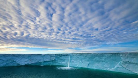 水从冰川的边缘排出