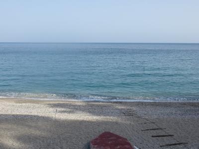 在意大利Spotorno的海滩上放松