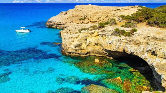 塞浦路斯海角格雷科水晶石和水晶洞