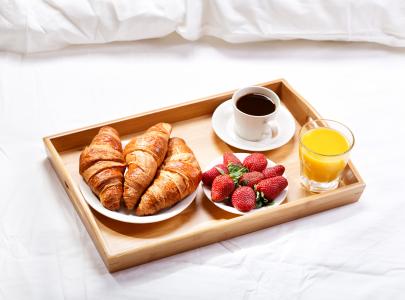 羊角面包，草莓，橙汁和咖啡早餐