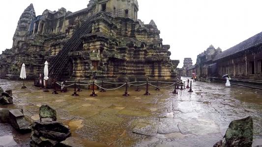 雨后的寺庙复杂吴哥窟柬埔寨