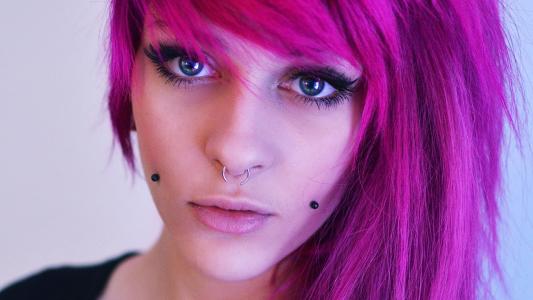 戒指在一个粉红色头发的女孩的鼻子