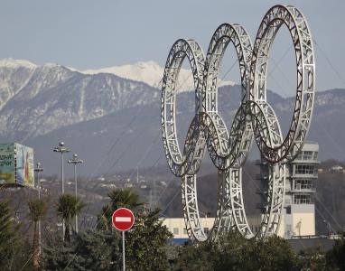 在索契的山的背景的奥运五环2014年