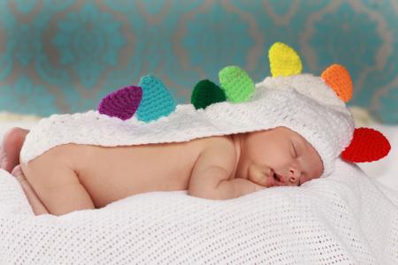 睡在一个白色的针织海角婴儿