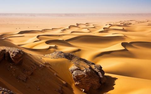 在沙漠的沙下的石头