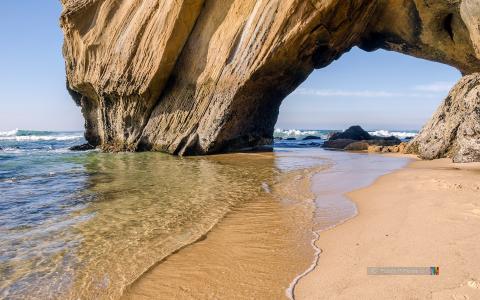 岩石在海滩上，葡萄牙