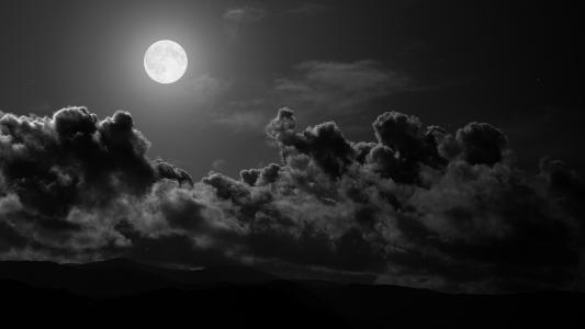 黑云中的月亮