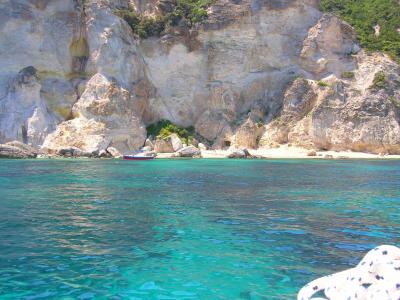 小船在岩石背景在Ponza，意大利海岛上的