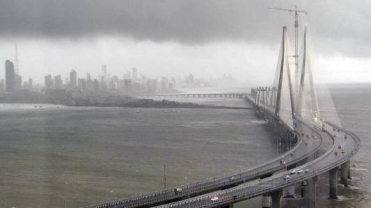 孟买在风暴期间的桥梁