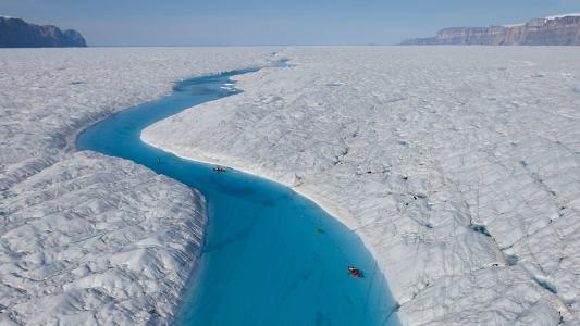 冰川Petermann的蓝色河。