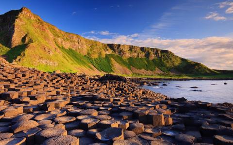 在爱尔兰的岸上步岩石