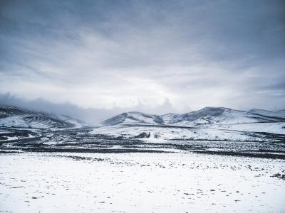 冬日的甘孜草原下雪雪景