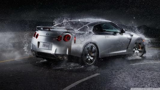 银色日产GT-R在雨中